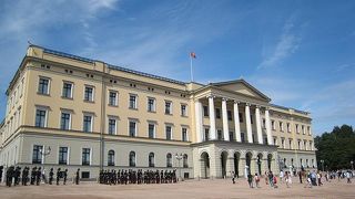 １３時半に王宮前で