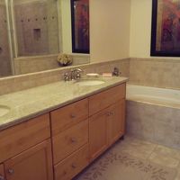 マスタールームのバスルーム。ジャグジーバス、洗面ボール2箇所