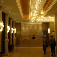 レセプションです、日本語話せるスタッフ数名います。