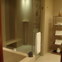 一段下がるタイプの浴槽、足を伸ばしてゆっくりできます。