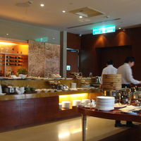 朝食はバイキングです。