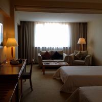 絨毯に所々汚れが目立つが概ね清潔。