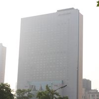 労働公園そばに聳え立つ