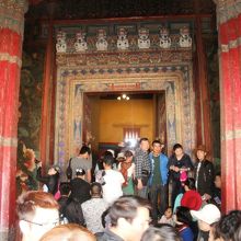 こちらの門をくぐればもうすぐです！