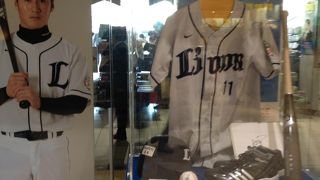 高田馬場駅には、西武ライオンズグッズがおいてます。