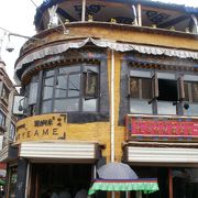 ダライ・ラマ６世も利用した喫茶店、Makye Ame Restaurantからバルコルを眺めてみてはいかがでしょうか？