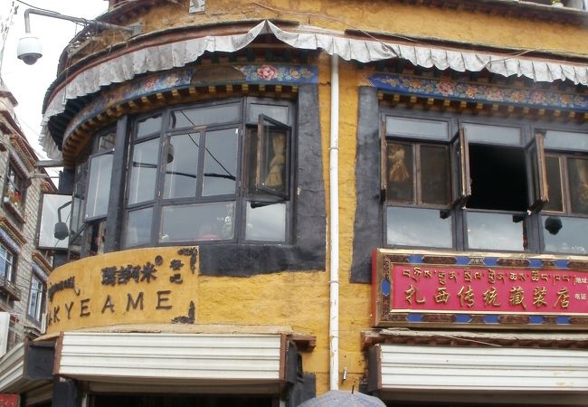 ダライ・ラマ６世も利用した喫茶店、Makye Ame Restaurantからバルコルを眺めてみてはいかがでしょうか？