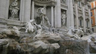 もう一度ローマに来たければここでコインをひとつ投げてください！