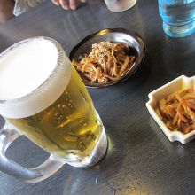 真中にあるのがおつまみメンマ。右下が突出しのメンマ。差はゴマ