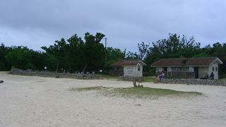 遠浅の波が穏やかなビーチ