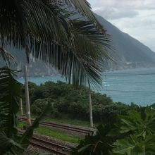 線路越しに遠くに清水断崖を望む