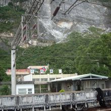 崇徳駅と迫り来る断崖