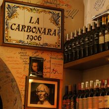 たくさんのゲストのサインやコメントが！