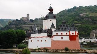 川の中州に建っています