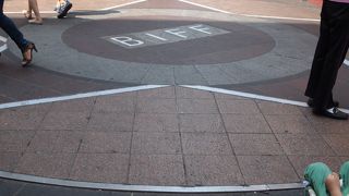 広場のまわりにはおやつ屋台が一杯