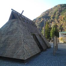駅前広場の（なぜか）古代住居風トイレ