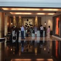 タイ式の金ピカなロビーです。