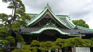 にぎわっているお寺