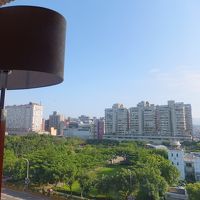 目の前には公園があります。