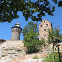 入口手前から。