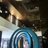 ロビー。アートなソファー。