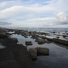 道の駅から海岸まで降りたところ。ギザギザしてます