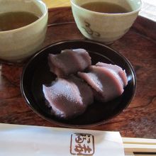 赤福盆280円。2人で１つ頼んだらお茶もお箸も2つ付いてきた