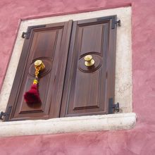 昼間通ったら、こんな色のファサードだったことに気付きました！