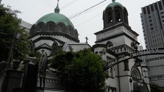 エメラルドグリーンの屋根が印象的な歴史的建造物!