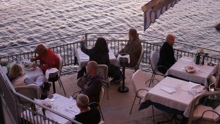 ロヴィニの太陽のように明るいマダムと、海を映し出したようなブルーの店内が素敵です。テラス席はもっといいかも！