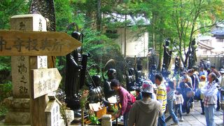 歴史上の人物の墓標がたくさんあります