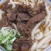 目立つ「肉うどん」の看板が目印