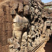 階段をすぐ降りた所