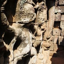 象の鼻で遊ぶ子ども（奥）