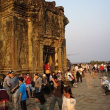 人々も夕焼け色に（ちなみにこの広場はオフポイント）