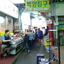 ピンボケですみません。ユッケ店が並ぶ路地です。