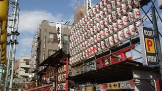 酉の市の華は、縁起ものでコテコテに飾りたてた熊手