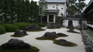 庭内の石は臥牛石と言われ、秀吉が寄進したものです