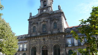 市庁舎の裏手にある教会