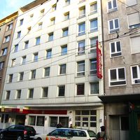 中央駅を出て少し左の方へ歩きます。通りの入り口からすぐ見えま