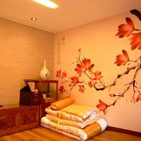 壁には梅の絵が。