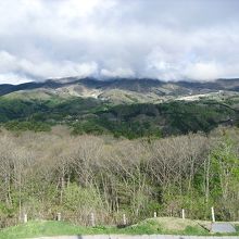 向こうに見える山々