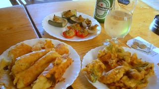 行列のできるニースの名物料理店