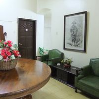 異なる志向のインテリアが妙に調和している空間があります