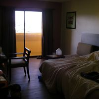 ベッドを寄せると窓際は広々。トランク2つは広げられます。