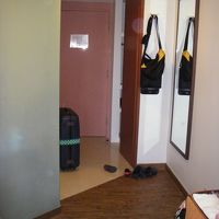 左手がバスルーム、右手がクローゼット（金庫あり）