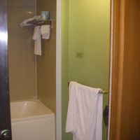 バスルーム右手にガラス戸のトイレあり。一応仕切りあるので◎。