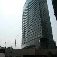 大学駅の裏手に位置します