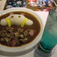 かわいいカレーと炭酸飲料