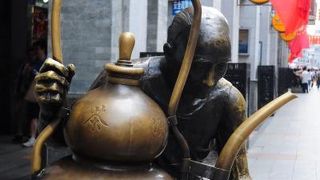 今も昔も人で溢れる繁華街！